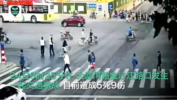 配套视频5死9伤上海发生一起交通事故现场.rar