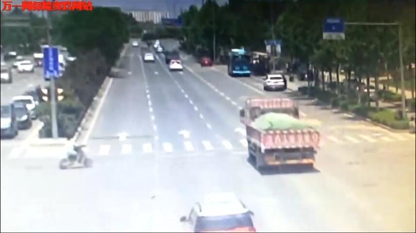 视频女孩骑电动车闯红灯过马路被撞.rar